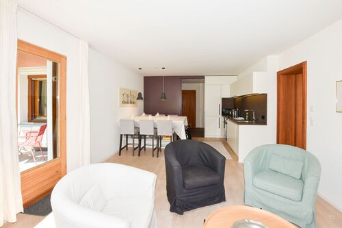 Helles Wohn-/Esszimmer mit Zugang zum Gartensitzplatz