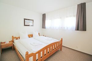Schlafzimmer mit Doppelbett