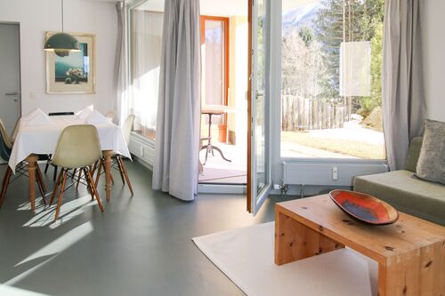 Modernes Wohn-/Esszimmer mit geschütztem Gartensitzplatz