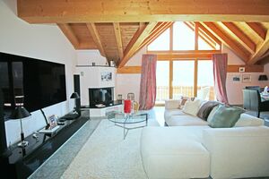 Grosses helles Wohn-/Esszimmer mit Cheminée und Balkon