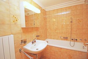 Badezimmer mit Badewanne