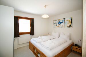 Schlafzimmer mit einem Doppelbett