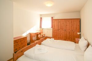 Schlafzimmer mit zwei Einzelbetten