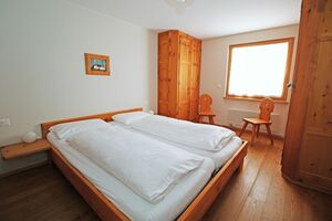 Schlafzimmer mit Doppelbett und eigenem Badezimmer