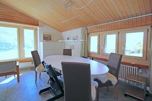 Heller Essbereich mit grossem Esstisch