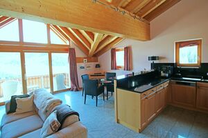 Grosses helles Wohnz-/Esszimmer mit Cheminée und Balkon