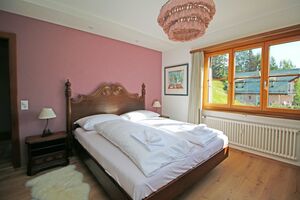 Schlafzimmer mit Doppelbett