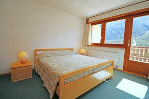 Schlafzimmer mit Zugang zum Balkon