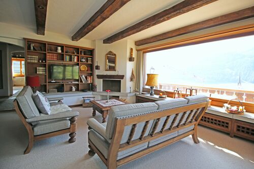 Wohnzimmer mit Cheminée und Panoramafenster