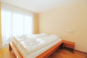 Schlafzimmer mit einem Doppelbett