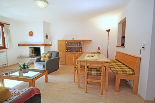 Gemütliches Wohnzimmer mit Cheminée und einem Schlafsofa