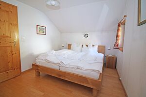 Schlafzimmer mit einem Doppelbett