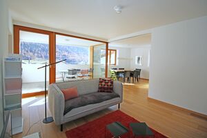 Helles Wohn-/Esszimmer mit Zugang zum Balkon