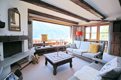 Wohnzimmer mit Cheminée und Panoramafenster