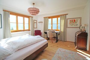 Schlafzimmer mit Doppelbett