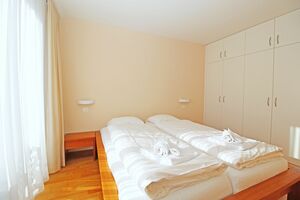 Schlafzimmer mit einem Doppelbett