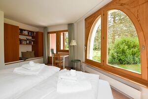 Schlafzimmer mit Doppelbett und Zugang zum Gartensitzplatz