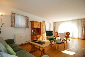 Geräumiges Wohn-/Esszimmer mit direkten Zugang zum Garten