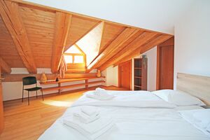 Schlafzimmer mit Doppelbett und eigenem Bad