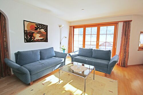 Gemütliches helles Wohnzimmer mit Zugang zum Balkon