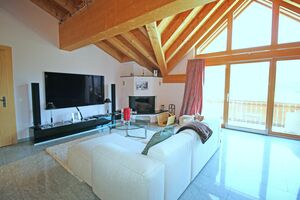 Grosses helles Wohn-/Esszimmer mit Cheminée und Balkon