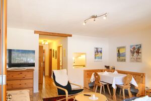 Wohnzimmer mit Esstisch für vier Personen