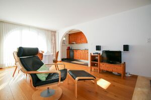 Geräumiges Wohn-/Esszimmer mit offener Küche