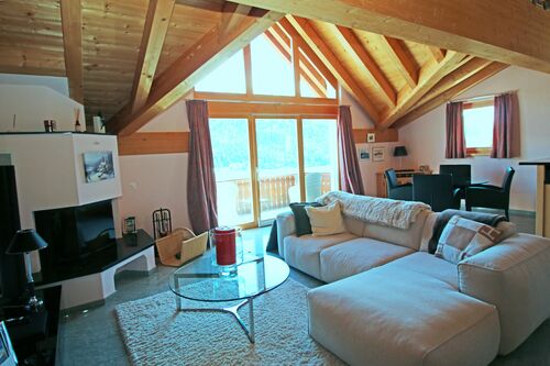 Grosses helles Wohnz-/Esszimmer mit Cheminée und Balkon