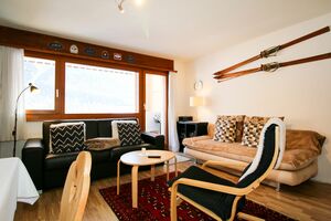 Wohnzimmer mit Zugang zum Balkon