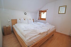 Schlafzimmer mit einem Doppelbett