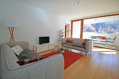 Helles Wohnzimmer mit Zugang zum Balkon
