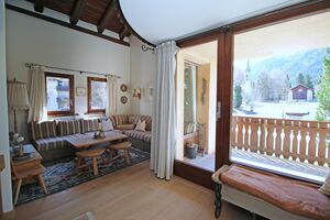 Gemütliches Wohnzimmer mit Cheminée und direktem Balkonzugang