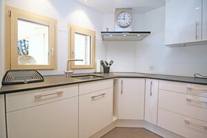 Separate moderne Küche mit Fenstern