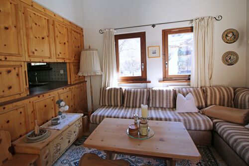 Wohnzimmer mit einer gemütlichen Sofagarnitur