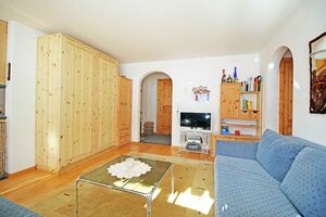 Wohnzimmer mit Schrankbett