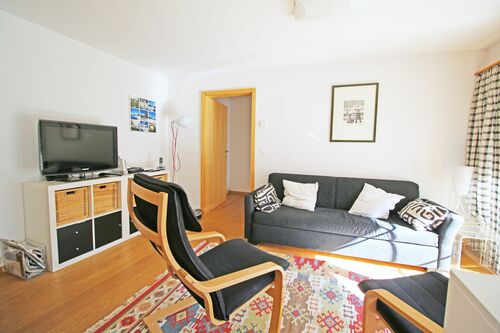 Gemütliches Wohnzimmer mit Zugang zum Gartensitzplatz