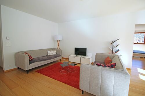 Helles Wohnzimmer mit Zugang zum Balkon