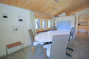 Heller Essbereich mit grossem Esstisch