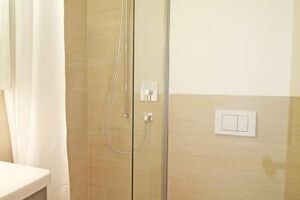 Badezimmer mit Dusche