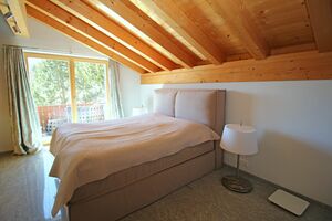 Schlafzimmer mit einem Doppelbett und eigenem Balkon