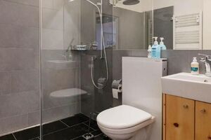 Badezimmer mit Dusche