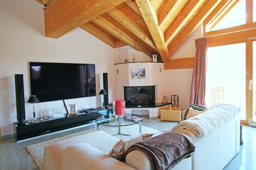 Gemütliches Wohnzimmer mit grosszügiger Sofagarnitur