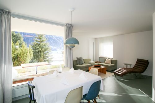 Modernes Wohn-/Esszimmer mit geschütztem Gartensitzplatz