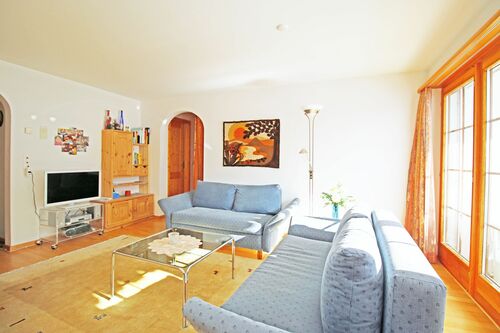 Gemütliches helles Wohnzimmer mit Zugang zum Balkon